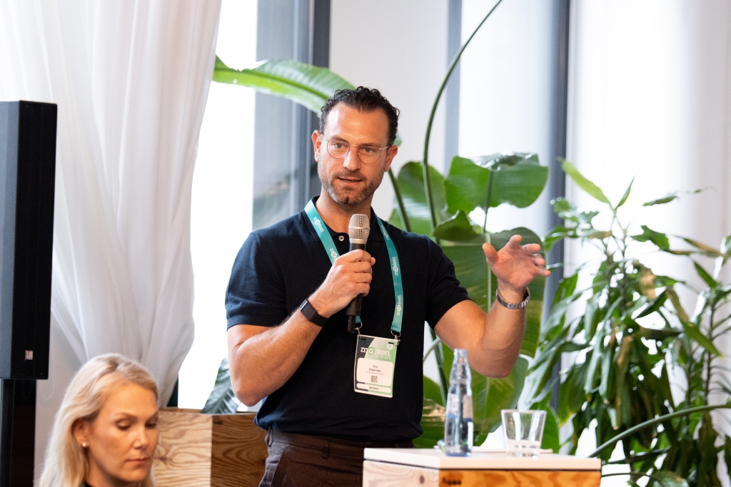 … es prasselten täglich 10.000 Werbebotschaften auf uns ein, betonte Tim Klutinius, Vice President Client Sales bei Ströer Media Solutions. „Wer da im Kopf bleiben will, der braucht Geschichten.“ Schließlich seien Emotionen der Schlüssel, um Relevanz für eine Marke zu schaffen. Doch wie gelingt gutes Storytelling? (© Uta Wagner, Lukas Oberbeul / absatzwirtschaft)