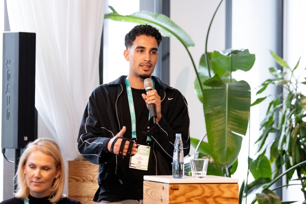 Einen ganz anderen Case stellte Ilias Benameur vor. Der Co-Founder des Online-Marketing-Unternehmens Gen-up berichtete über eine erfolgreiche Zusammenarbeit mit Valensina. Der Fruchtsafthersteller ging bei der Markeneinführung seines Produkts „IceTea“ neue Wege und bezog bereits bei der Produktentwicklung die junge Zielgruppe mit ein. (© Uta Wagner, Lukas Oberbeul / absatzwirtschaft)