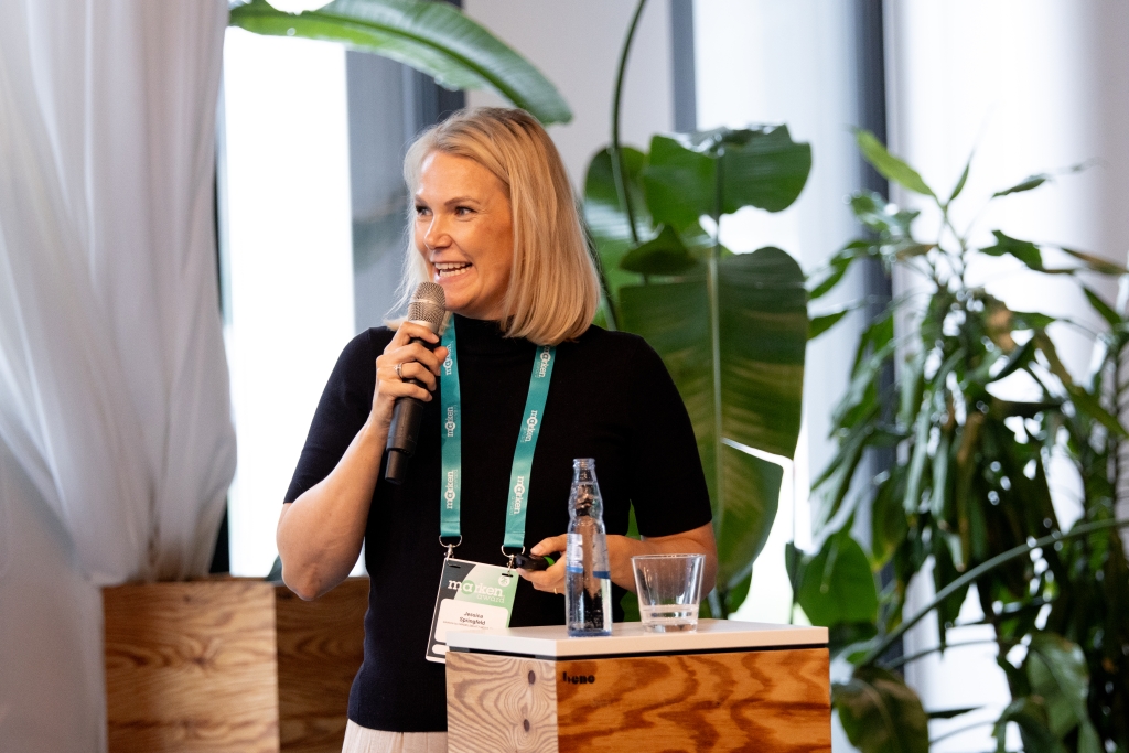 … ergänzte: „Es fehlt Unternehmen nicht an Inhalten, es fehlt häufig an Erzählung.“ Außerdem sei wichtig zu wissen: Wer ohne Richtung rede, werde einfach weggedrückt. Dabei sollten Unternehmen keine Angst vor der Nische haben. Spezialthemen würden vielleicht keine große Gruppe erreichen. Aber diejenigen, die sich dafür interessierten, hörten dann durch. (© Uta Wagner, Lukas Oberbeul / absatzwirtschaft)