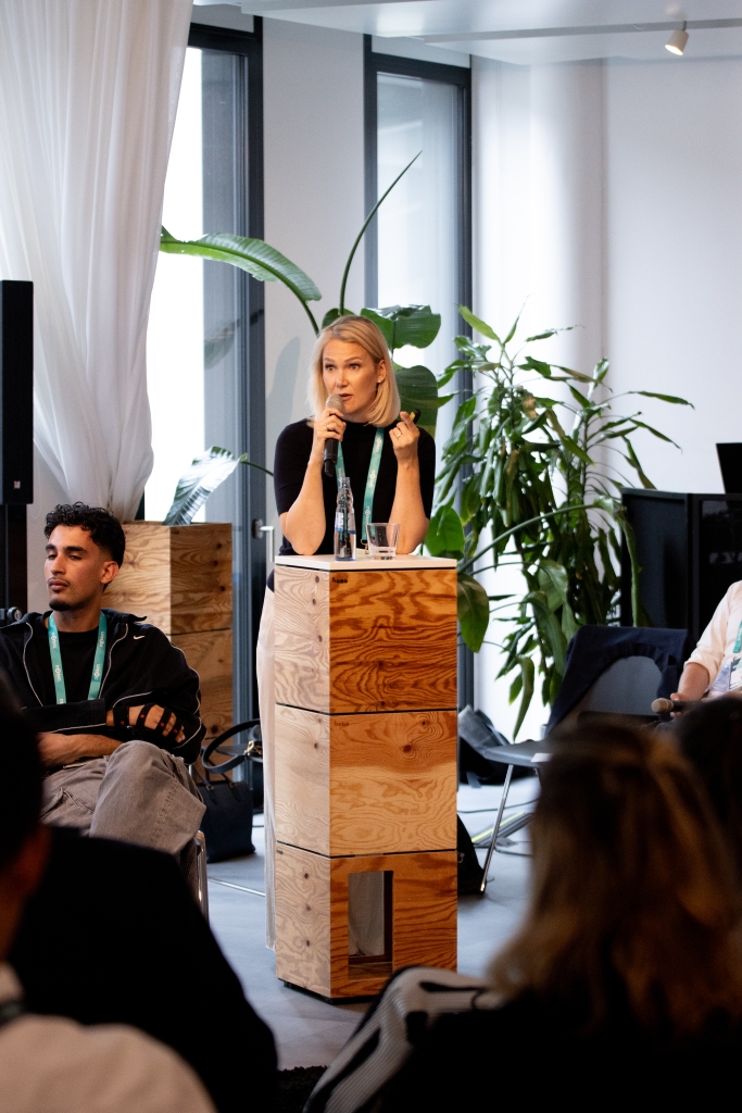 Dass Storytelling für Marken eine “Riesensache” ist, wie Jessica Springfeld betonte, zeigt die Head of Podcast & Video bei solutions by Handelsblatt Media Group anhand eindrucksvoller KPIs. „Nach einer guten Story wollen 40 Prozent der Podcast-Hörer*innen mehr über die Marke wissen“, sagte sie und … (© Uta Wagner, Lukas Oberbeul / absatzwirtschaft)