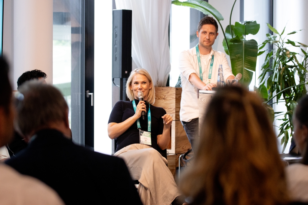 Die abschließende Diskussion lieferte folgende Take-away-Messages: Kreativität brauche Zeit und Raum – Denkarbeit sei auch Arbeitszeit. Dabei solle der Blick auch in Richtungen gehen, die eine Marke zuvor noch nicht ausprobiert habe. Zudem sei Kreativität kein demokratischer Prozess. Man müsse sich durchsetzen. Viele gute Ideen stürben, weil zu viele Abteilungen eingebunden seien. Mut werde belohnt. (© Uta Wagner, Lukas Oberbeul / absatzwirtschaft)