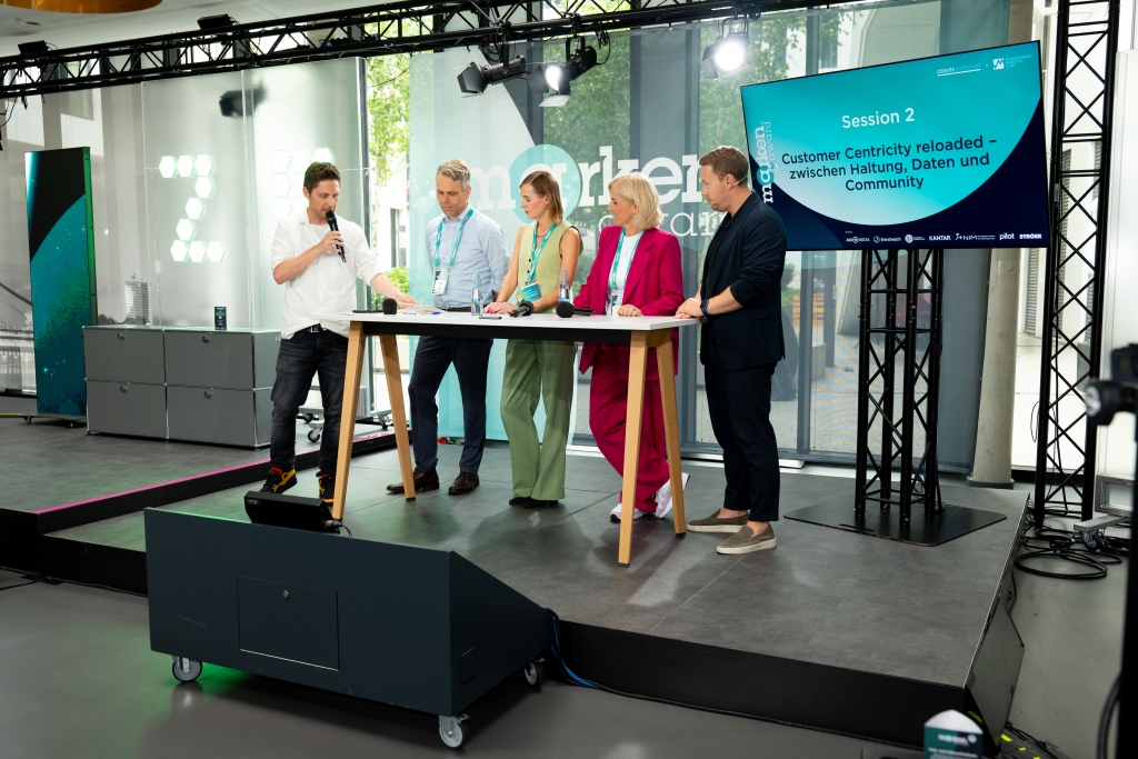 Benjamin Hils, Director Community Sales & Relationships bei der solutions by Handelsblatt Media Group, moderierte den Deep Dive zum Thema „Customer Centricity reloaded – zwischen Haltung, Daten und Community“.  (© Uta Wagner, Lukas Oberbeul / absatzwirtschaft)