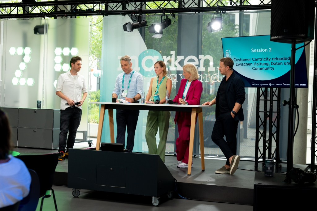 Für Meinken sind Kundinnen und Kunden nicht nur Empfänger, sondern aktive Mitgestalter von Prozessen, Produkten und Entscheidungen. (© Uta Wagner, Lukas Oberbeul / absatzwirtschaft)