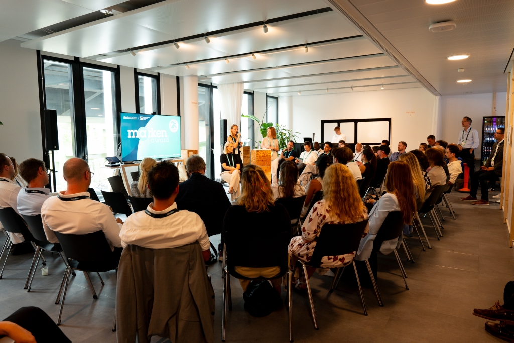 … gerade Emotionen führten dazu, dass sowohl die Nachfrage als auch die Bindung zu einer Marke steige. „Internationale Brands, die mit Emotionen arbeiten, können deutsche Marken schnell übertrumpfen“, sagte Kalner (r.). Und Gründel (m.) fügte hinzu: „Es gibt für eine Marke nichts Teureres als langweilig zu sein.“ Denn… (© Uta Wagner, Lukas Oberbeul / absatzwirtschaft)