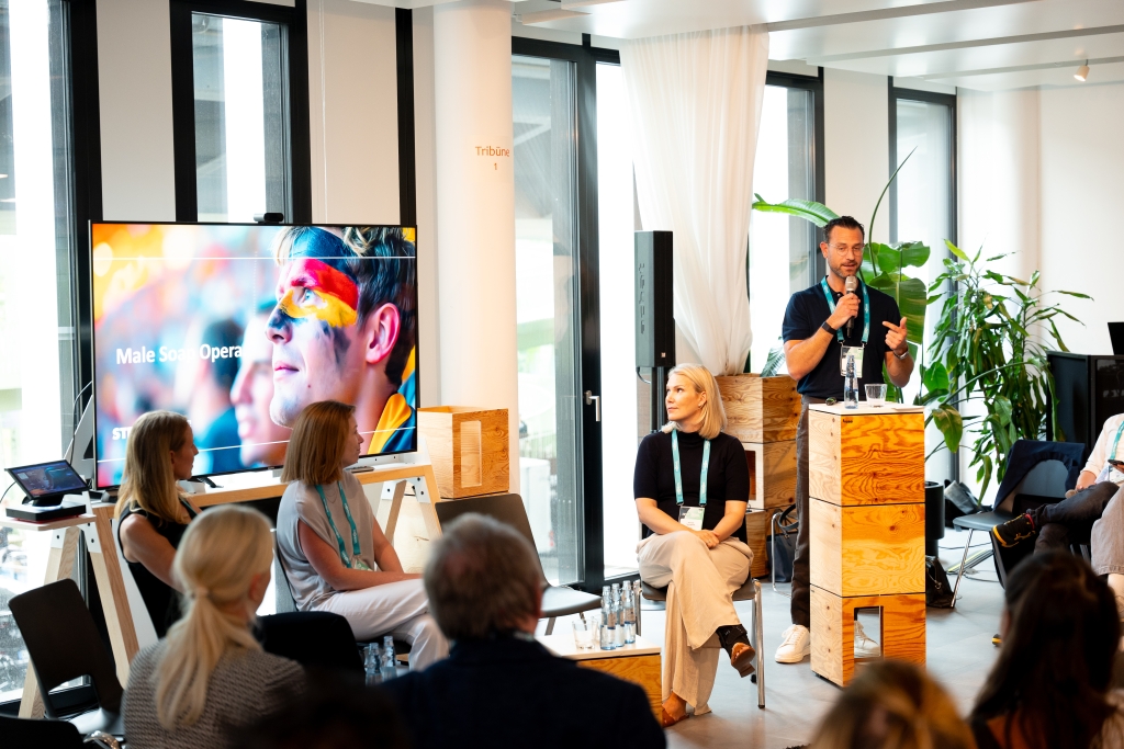 Eine gute Story sei vor allem authentisch, erläuterte Klutinius. Dafür brauche es natürlich Mut zur Originalität. Klutinius verwies in diesem Kontext auf eine erfolgreiche Zusammenarbeit von Ströer mit der Deutschen Telekom. Beide brauchten während der letzten Fußball-Europameisterschaft alle Tore fast in Echtzeit auf mehrere Tausend öffentliche Bildschirme. Klutinius: „Da stand die Marke klar im Hintergrund. Es ging um Emotionen pur – und das hat gewirkt.“ (© Uta Wagner, Lukas Oberbeul / absatzwirtschaft)