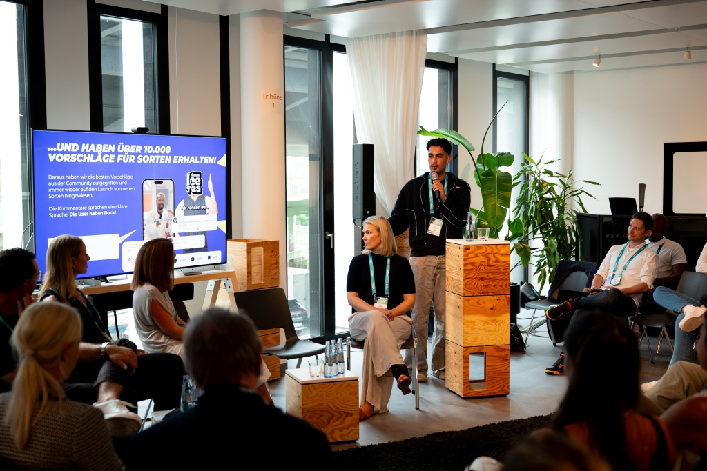 „Wir haben dann zum Beispiel die Social-Media-Community über die Sorten entscheiden lassen“, sagte Benameur. Das Unternehmen habe dabei den Mut gehabt, auch Unterhaltsames wie „Dönergeschmack“ oder „Pizza mit Ananas“ zur Wahl zur Stellen. „Am Ende haben wir über 10.000 Vorschläge für Sorten erhalten – gewonnen haben Apfel und Lemon zero.“ Die Community hätte zudem selbst nach dem Erscheinungstermin gefragt. (© Uta Wagner, Lukas Oberbeul / absatzwirtschaft)