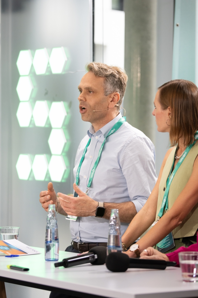 Kristian Meinken, CEO der Pilot-Agenturgruppe, plädierte dafür, dass Unternehmen konsequent vom Kunden aus denken und handeln – über alle Abteilungen und Kontaktpunkte hinweg. Es gehe darum, Trends zu erkennen, Kunden zu verstehen und einen Unterschied zu machen. (© Uta Wagner, Lukas Oberbeul / absatzwirtschaft)