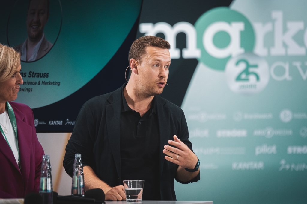 Clemens Strauss, Vice President Customer Experience & Marketing bei Eurowings, ist davon überzeugt, dass Customer Centricity bei den eigenen Mitarbeitern beginnt – sie transportieren Haltung und Kultur der Marke zum Kunden: Wenn die Mitarbeiter happy sind, sind die Kunden ebenfalls glücklich: „So gelingt Kundenzentrierung im Flugmodus“. (© Uta Wagner, Lukas Oberbeul / absatzwirtschaft)