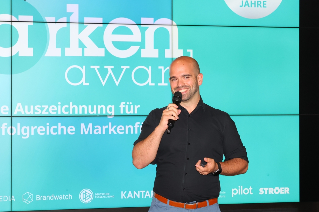 Ein Vertreter aus der Praxis, der zunehmend auf KI vertraut, ist der Multi-Unternehmer und Gründer Hendrik Ruhe. Er habe jüngst ein Start-up gegründet, dass auf die Produktion von KI-Inhalten spezialisiert ist. Allerdings wolle auch er seinen Mitarbeitern nichts vormachen, sagt Ruhe: "Viele Jobs, gerade im Entry Level, werden durch KI abgebaut." (© Uta Wagner, Lukas Oberbeul / absatzwirtschaft)