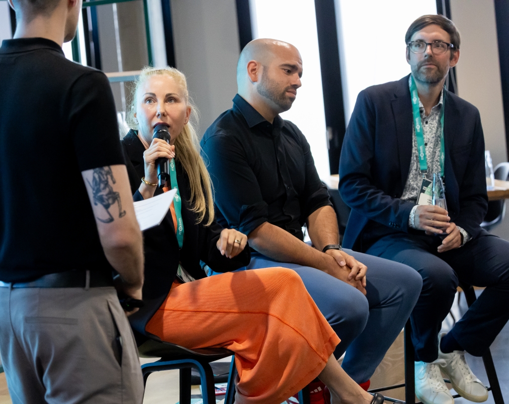 Nina Haller, die CMO von Experience One, ist da deutlich weniger pessimistisch: "Agenturen standen immer unter Druck, mussten sich beweisen und mit der Zeit gehen." Die Rollen würden sich ändern, aber auch das sei nichts Neues für die Branche. Vielleicht stehe der nächste Wandel angesichts der digitalen Überforderung schon bald bevor: "Gardner prognostiziert einen Shift zurück zu Offline", so Haller. (© Uta Wagner, Lukas Oberbeul / absatzwirtschaft)