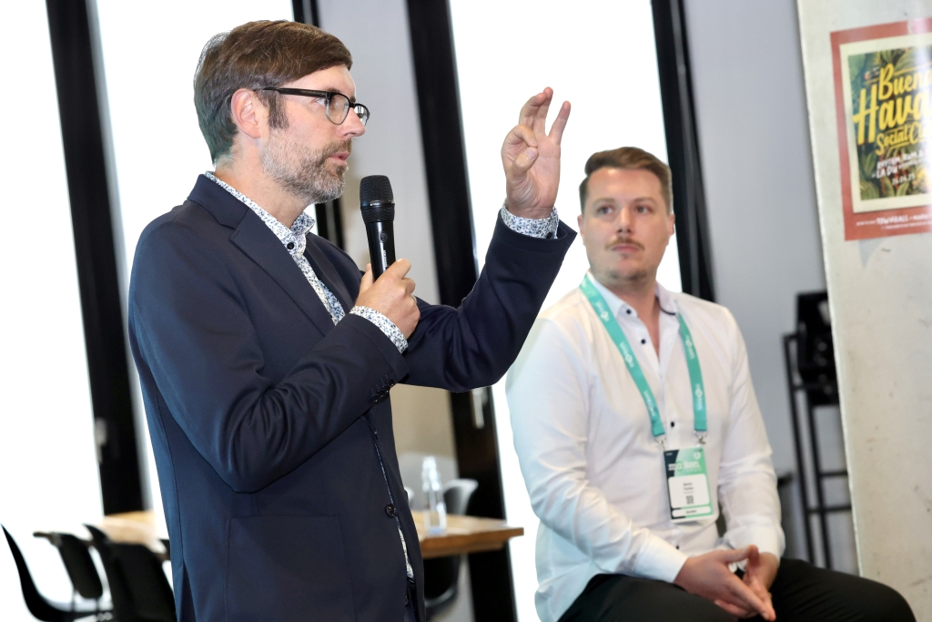 Mit der Frage, wie KI-generierte Inhalte auf Konsumentinnen und Konsumenten wirken, hat sich das Nürnberg Institut für Marktentscheidungen (NIM) genauer beschäftigt. Fabian Buder verantwortet den Bereich Zukunfts- und Trendforschung am NIM. Seine Botschaft: "Wenn Marken KI einsetzen, entfaltet ihre Werbung weniger Wirkung." (© Uta Wagner, Lukas Oberbeul / absatzwirtschaft)