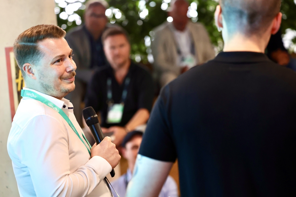 "Wir kommen mit Hilfe von KI heute sehr schnell zu datengetriebenen Erkenntnissen", sagt Moritz Tischer, Account Manager DACH bei Brandwatch. (© Uta Wagner, Lukas Oberbeul / absatzwirtschaft)