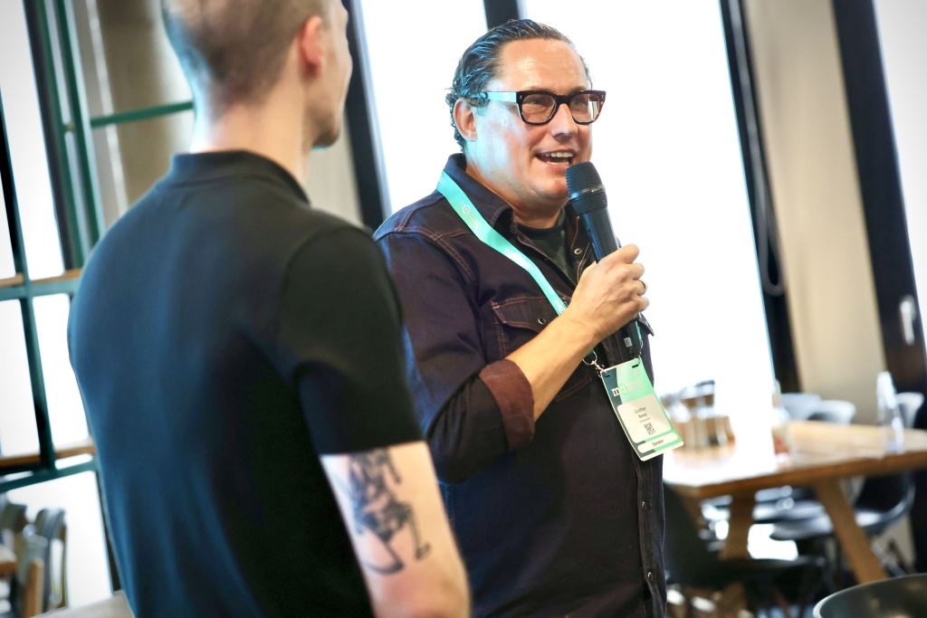 Ebenfalls auf den Einsatz von KI bei der Erhebung und Analyse von Daten setzt Gunter Nowy. Der Head of Generative AI Strategy bei der solutions by Handelsblatt Media Group erläuterte, wie er und seine Kollegen bei der synthetischen Marktforschung im B2B-Bereich vorgehen. (© Uta Wagner, Lukas Oberbeul / absatzwirtschaft)