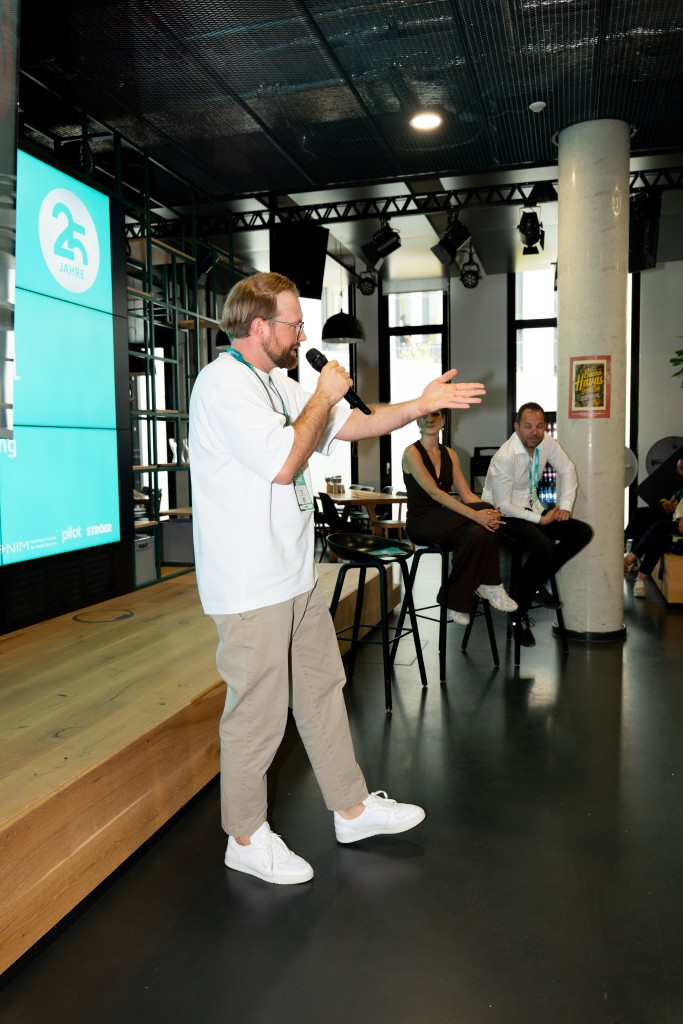 Die Antwort: Einfach mal Kunden ins Büro geholt und „eine WhatsApp Community gegründet, der wir immer wieder Fragen stellen können“. So gibt es hilfreiches Kundefeedback innerhalb von fünf Minuten. (© Uta Wagner, Lukas Oberbeul / absatzwirtschaft)