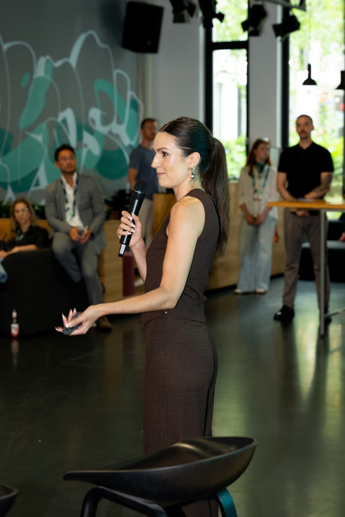 Influencer transformieren die Markenkommunikation der 2020er, findet Alina Ludwig, Managing Director bei ALL IN – Artist Management. Aber: „Nicht jeder Content Creator ist für meine Marke im jeweiligen Zeitpunkt der Richtige.“ (© Uta Wagner, Lukas Oberbeul / absatzwirtschaft)