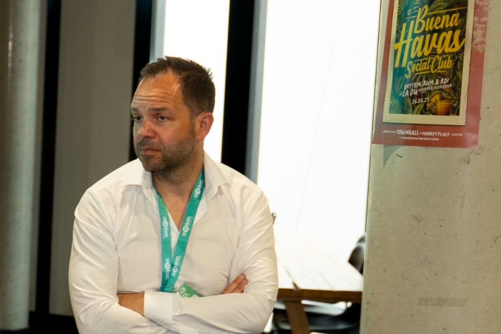 „Über Stärke zu sprechen war bei uns lange tabu“, berichtet Hohnberg weiter. Aus Angst, dass Neuverwender abgeschreckt werden könnten. Ein Fehler. „Fisherman’s Friend steht für Stärke. Sonst sind alle verwirrt.“ Die Digitalkampagne setzt nun auf den modifizierten Claim „Sind sie zu stark?“ (© Uta Wagner, Lukas Oberbeul / absatzwirtschaft)