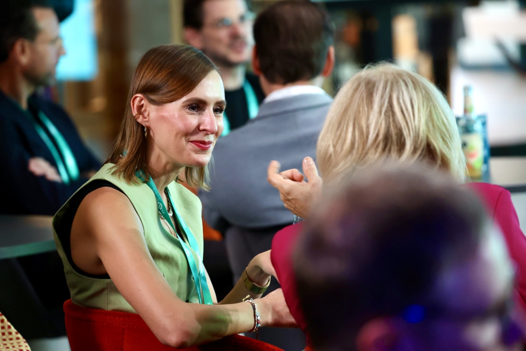 ... zudem gehe es darum, Kundinnen und Kunden aktiv einzubinden und zu begeistern – etwa durch starkes, breites Community-Building mithilfe von Social Media, so Staudt. Der strategische und technologische Ansatz, Kundenbeziehungen systematisch zu pflegen, zu analysieren und zu optimieren, werde den Unternehmenserfolg künftig maßgeblich steigern. (© Uta Wagner, Lukas Oberbeul / absatzwirtschaft)