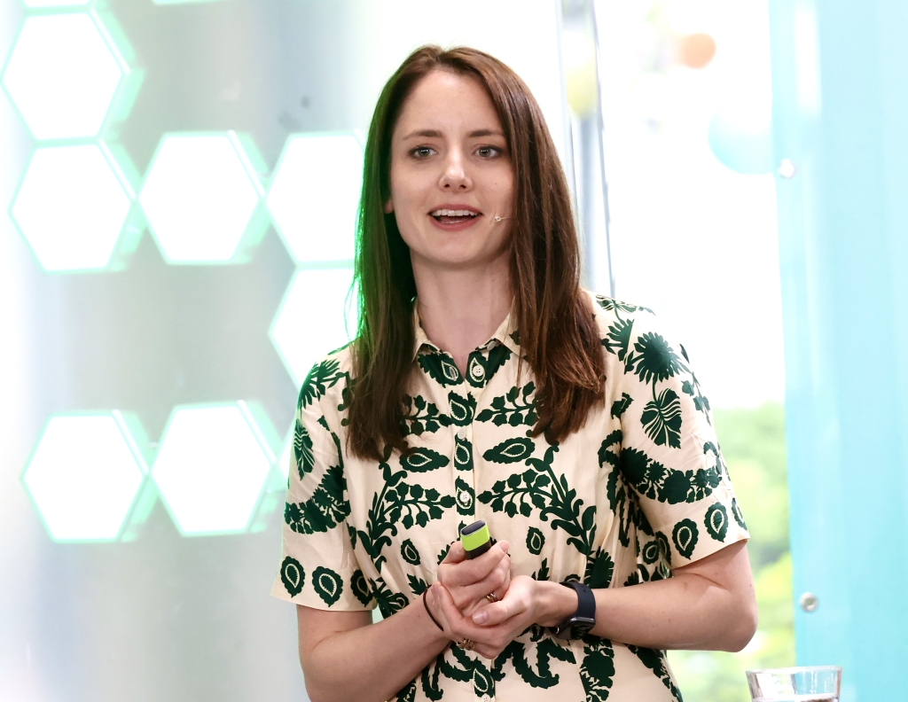 Janina Mütze, Gründerin & CEO von Civey, plädierte dafür, dass Haltung tief im Unternehmen verankert sein sollte. Der entscheidende Faktor im Austausch mit den Kunden seien dabei Glaubwürdigkeit und der Mut, mit dieser Positionierung an die Öffentlichkeit zu gehen. „Meint es ernst." (© Uta Wagner, Lukas Oberbeul / absatzwirtschaft)