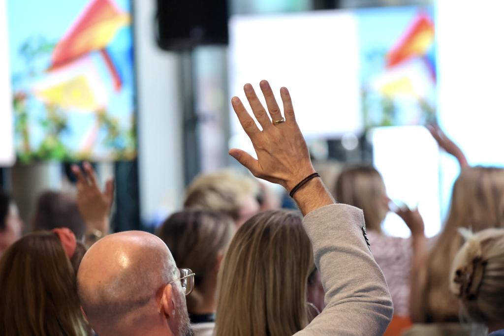 Auch das Publikum beteiligte sich rege an der Diskussion. (© Uta Wagner, Lukas Oberbeul / absatzwirtschaft)