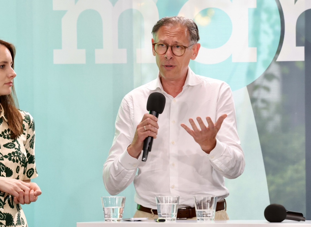 Fußball ist gesellschaftlicher Klebstoff – gerade deshalb müsse ein Verband wie der DFB Haltung zeigen und Werte wie Gemeinschaft und Zusammenhalt klar vertreten, erklärte Steffen Simon, Direktor Kommunikation, Nachhaltigkeit und Fans beim DFB. „Haltung ist beim DFB eine Selbstverständlichkeit − und somit Markenkern.“ (© Uta Wagner, Lukas Oberbeul / absatzwirtschaft)