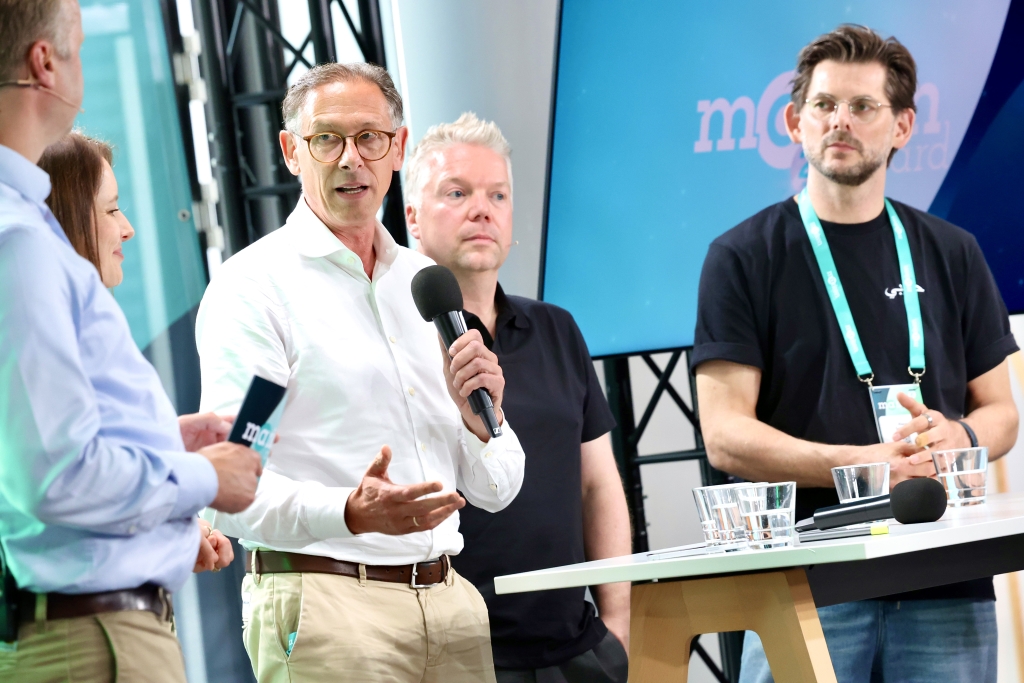 Der DFB weiß, wofür er steht und könne deshalb auch auf bewusst auf symbolische Gesten − etwa rund um die WM 2026 − verzichten, betonte Simon. Vielmehr gehe es darum, Haltung vor Ort, in den Amateurvereinen, zu zeigen. Beispielsweise mit der Kampagne #Herzsicher, die der DFB zusammen mit der Björn Steiger Stiftung und der Deutschen Herzstiftung gestartet hat. Ziel ist es, Menschen zu befähigen, im Falle eines plötzlichen Herzstillstands lebensrettende Sofortmaßnahmen wie die Herzdruckmassage durchzuführen. (© Uta Wagner, Lukas Oberbeul / absatzwirtschaft)