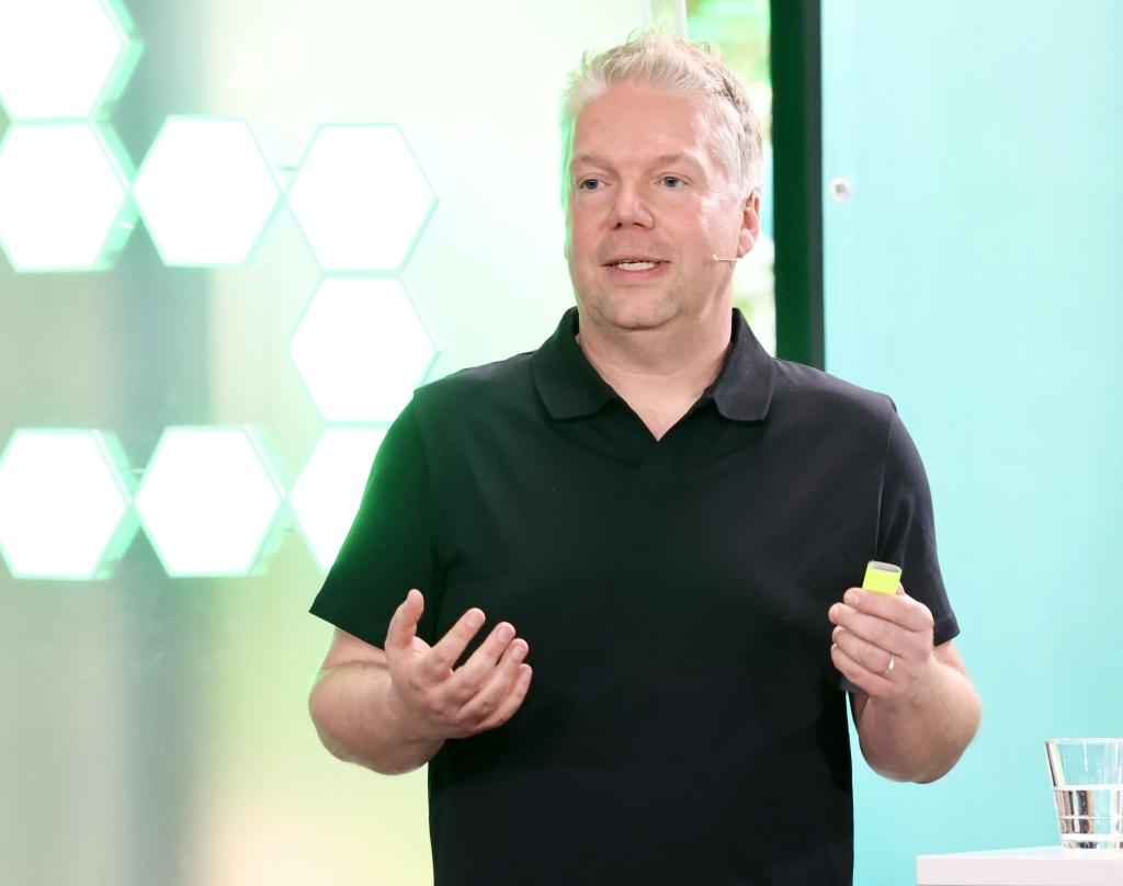 In Zeiten von Krisen und Kriegen sei Haltung „ein Balanceakt zwischen Reichweite und Verantwortung“. Deshalb müssen Unternehmen mehr tun, als nur über Haltung zu reden – sie müssen diese Einstellung auch aktiv vorleben. „Haltung muss glaubwürdig sein und mit Leben gefüllt werden,“ unterstrich Ralf Hape, Geschäftsführer bei ARD Media. (© Uta Wagner, Lukas Oberbeul / absatzwirtschaft)