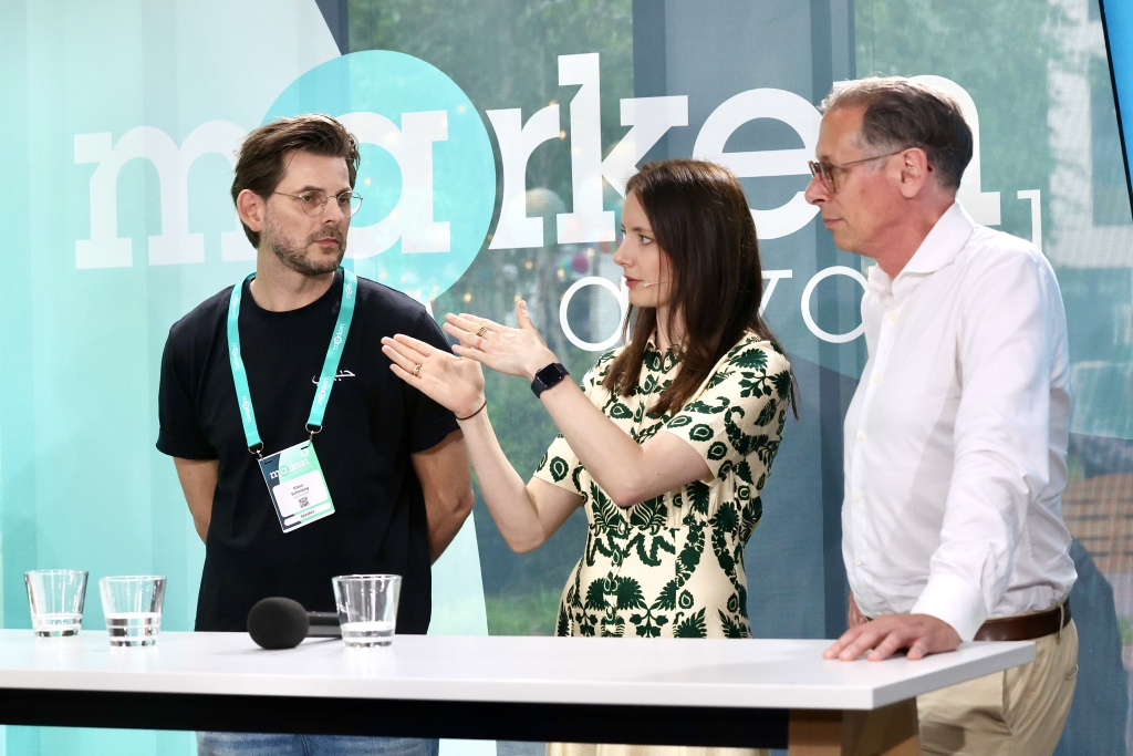 Außerdem betonte Mütze, dass sich Marken beim Thema Haltung intensiv mit der eigenen Zielgruppe auseinandersetzen müssen. So finden es 23 Prozent der Bundesbürger gut, wenn Marken Haltung zeigen. Gleichzeitig würde jeder Zweite ein Produkt nicht kaufen, das der eigenen Haltung widerspricht. (© Uta Wagner, Lukas Oberbeul / absatzwirtschaft)