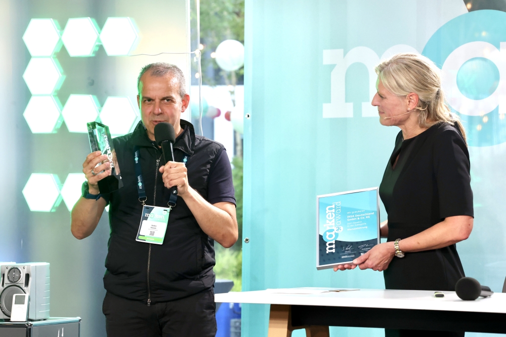 Klauer bedankt bei seinem 35-köpfigen Team aus "Marken-Enthusiasten". (© Uta Wagner, Lukas Oberbeul / absatzwirtschaft)