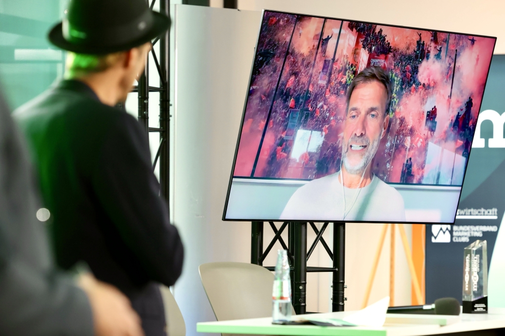 Michael Fritz befragt Jürgen Klopp, wie es ist, als "Markenpersönlichkeit" ausgezeichnet zu werden. Dabei weiß er es doch, schließlich gewann er den Preis im Vorjahr. (© Uta Wagner, Lukas Oberbeul / absatzwirtschaft)