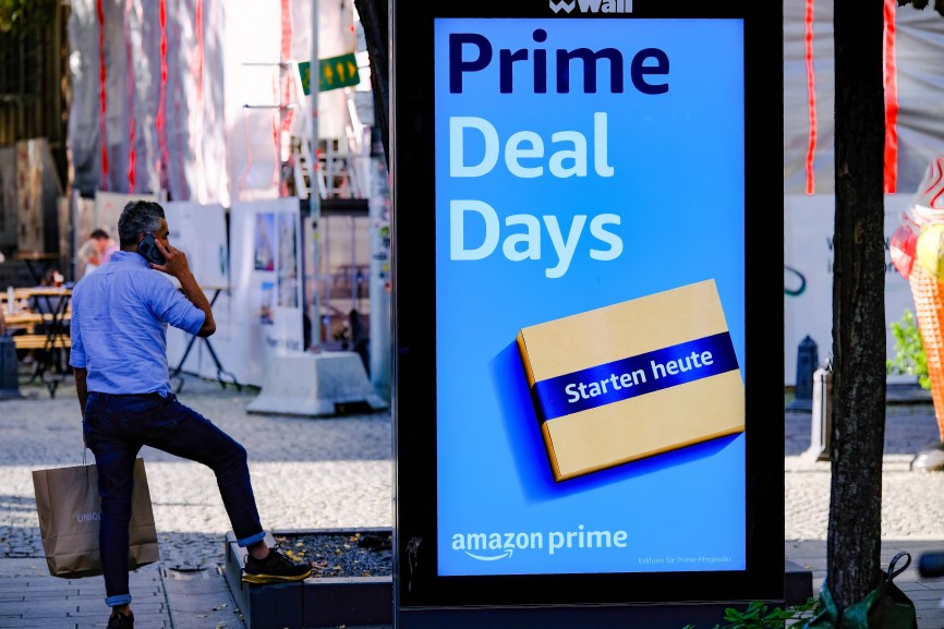Düsseldorf 10.10.2023 Amazon Prime Deal Days Leuchtreklame Aussenwerbung Wall LED-Werbetafel Düsseldorf Nordrhein-Westfa