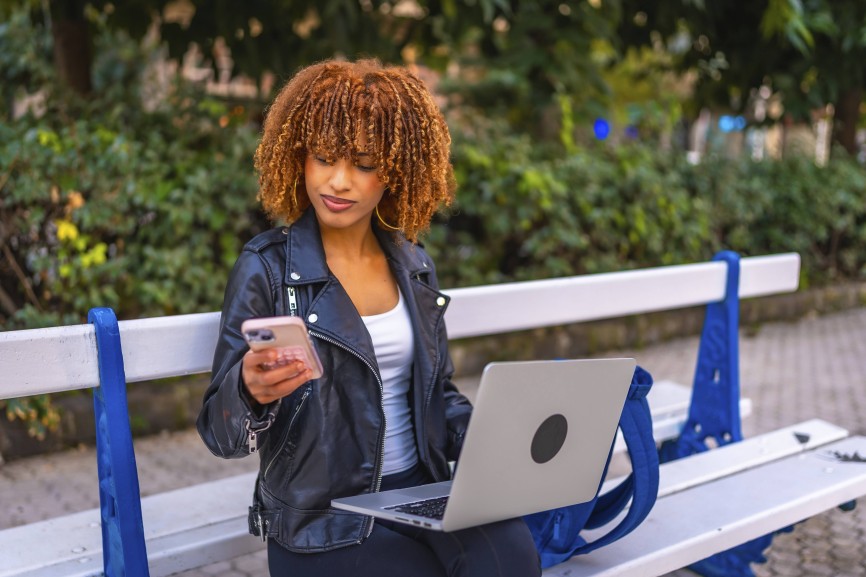 In-Chat-Shopping; Lateinische Schönheit junge Frau mit Smartphone und Laptop arbeiten in einem Park Latin beauty young woman using smartphone and laptop working in a park Copyright: imageBROKER/UnaixHuizi ibxuhu11958383.jpg ,model released, Symbolfoto ,property released Bitte beachten Sie die gesetzlichen Bestimmungen des deutschen Urheberrechtes hinsichtlich der Namensnennung des Fotografen im direkten Umfeld der Veröffentlichung
