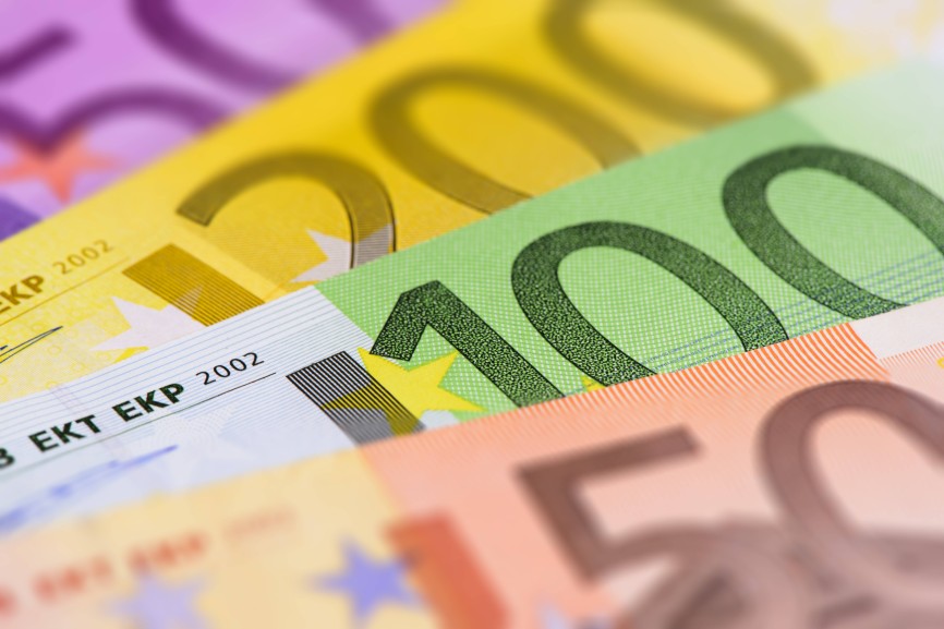 Euro Banknoten Euro Geldscheine liegen als Bargeld zusammen *** Euro banknotes Euro banknotes lie together as cash