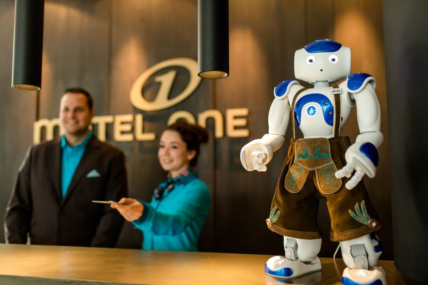 Mit umwerfend freundlichem Personal will sich Motel One von der Konkurrenz abheben. Für die individuelle Note sorgt hier in München-Schwabing der Roboter Sepp.