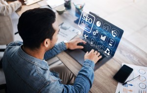 SEO-Optimierung wird zum Auslaufmodell. Die neuen Methoden heißen GEO, AIO oder LLMO – und meinen doch alle das Gleiche. Marken und ihre Mitarbeitenden müssen sich damit auseinandersetzen, wie ihnen diese KI-Optimierung gelingt.