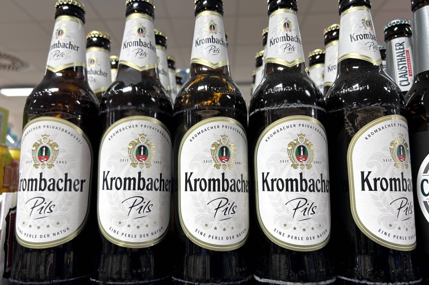 Bayern, Deutschland 08. Dezember 2023: Hier der Blick im Supermarkt, Discounter auf einige Flaschen Krombacher Pils, Glasflaschen, Bier, Alkohol *** Bavaria, Germany 08 December 2023 Here the view in the supermarket, discounter on some bottles of Krombacher Pils, glass bottles, beer, alcohol