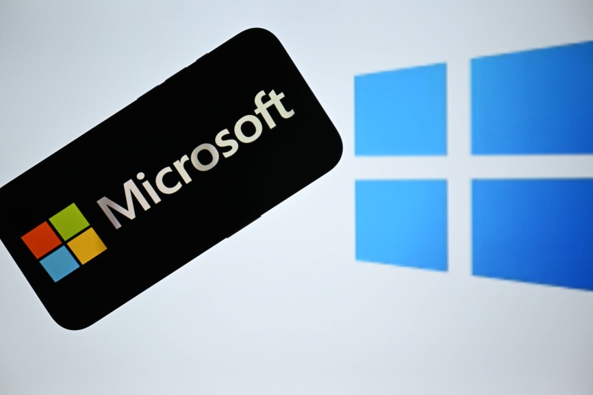 Microsoft and Windows ANKARA, TURKIYE - JULY 03: Microsoft logo is displayed on a mobile phone screen with the Windows logo displayed on a digital screen in the background in Ankara, Turkiye on July 03, 2025. Cem Genco / Anadolu Ankara Turkey. Editorial use only. Please get in touch for any other usage. PUBLICATIONxNOTxINxTURxUSAxCANxUKxJPNxITAxFRAxAUSxESPxBELxKORxRSAxHKGxNZL Copyright: x2025xAnadoluxCemxGencox