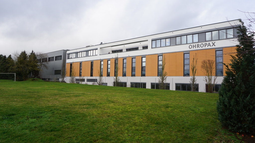 Seit 2011 treibt das Unternehmen in seinem Betriebsgebäude in Wehrheim die Automatisierung der Produktionsprozesse voran. (© Ohropax)
