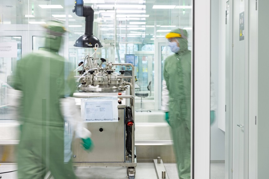 Impstoffproduktion bei Allergopharma in Berlin, 14.02.2022. Herstellung der Lipid-Mischung im Zuge der Impfstoffproduktion. Production of the lipid mixture in the course of vaccine production. Hamburg Deutschland *** Vaccine production at Allergopharma in Berlin, 14 02 2022 Production of the lipid mixture in the course of vaccine production Hamburg Germany Copyright: xUtexGrabowsky/photothek.dex