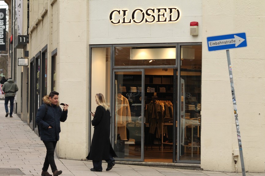Der Closed Women s & Men s Store in der Bergstraße. Altstadt Hamburg *** The Closed Women s Men s Store in the Bergstraß