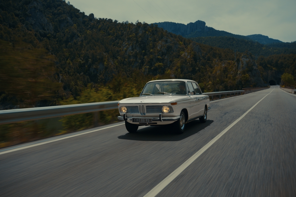 BMW und Jung von Matt präsentieren iX3-Kampagne: Tradition trifft Aufbruch