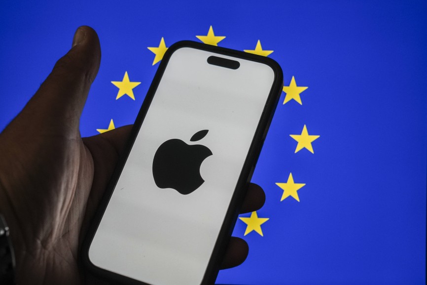 Apple & EU Comission ANKARA, TURKIYE - JULY 17: An iPhone featuring the Apple logo is displayed in front of the European Union flag, in Ankara, Turkiye on July 17, 2025. Osmancan Gurdogan / Anadolu Ankara Turkey. Editorial use only. Please get in touch for any other usage. PUBLICATIONxNOTxINxTURxUSAxCANxUKxJPNxITAxFRAxAUSxESPxBELxKORxRSAxHKGxNZL Copyright: x2025xAnadoluxOsmancanxGurdoganx