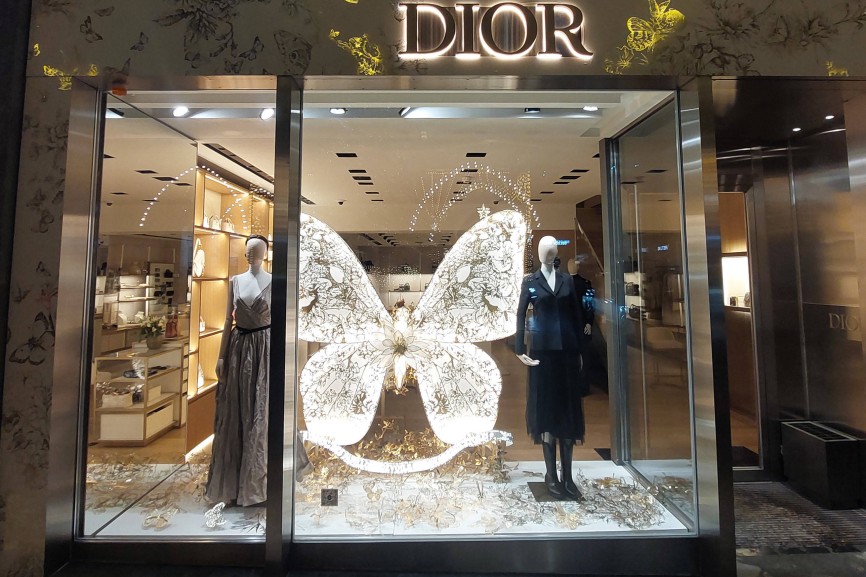 St. Moritz Themenbild – Luxusmarken, Werbeschilder, Werbung, Verkaufsladen, Einkaufsmeile, Shopping, Einkaufsstraße, Sho