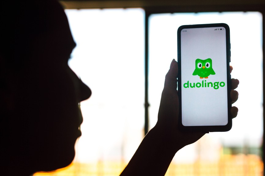 April 9, 2022, Brazil. In this photo illustration, a woman s silhouette holds a smartphone with the Duolingo logo displayed on the screen. April 9, 2022, Brazil. In this photo illustration, a woman s silhouette holds a smartphone with the Duolingo logo displayed on the screen Copyright: xZoonar.com/Rafapressx zoonar_18542857 ,model released, Symbolfoto ,property released