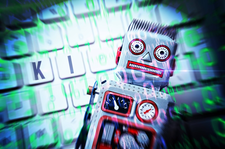 Nebenwirkungen von KI : KI Schrott und betrügerischer Traffic, FOTOMONTAGE, Roboter auf Computertastatur, Symbolfoto künstliche Intelligenz *** FOTOMONTAGE, robot on computer keyboard