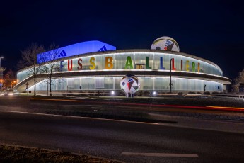 Unternehmen in Franken Der Adidas Werksverkauf auch als Adidas Factory Outlet bekannt bei Nacht, im Kreisverkehr der Zuf
