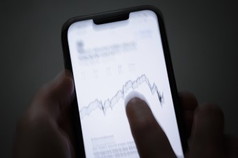 Symbolfoto zum Thema Panikverkaeufe an der Boerse. Eine Person tippt mit dem Finger auf dem Display eines Smartphones auf dem der Kursverlauf eines Aktienkurses angezeigt wird. Berlin, 25.04.2025. Berlin Deutschland *** Symbolic photo of panic selling on the stock exchange A person taps with his finger on the display of a smartphone showing the price trend of a share Berlin, 25 04 2025 Berlin Germany Copyright: xThomasxTrutschelx