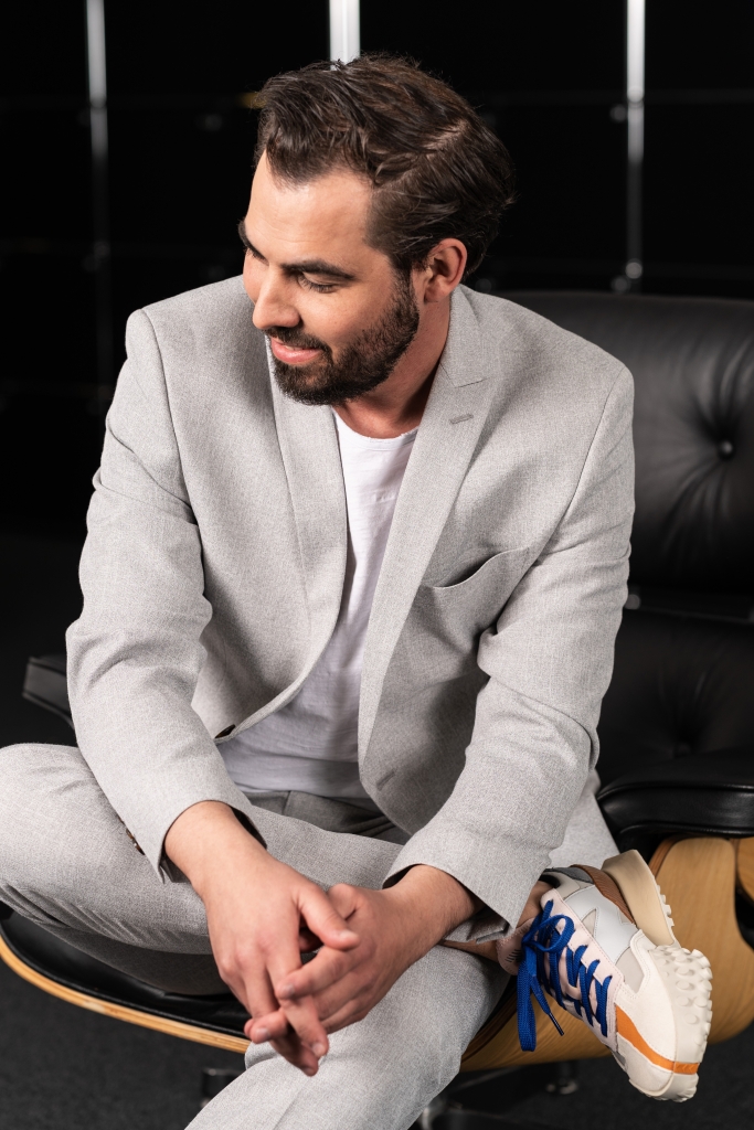 Florian Hucker hat Rimowa-Koffer jahrelang nur aus der Ferne bewundert – bis ihm seine Frau einen solchen emotionalen Reisebegleiter schenkte. (© Ogilvy)