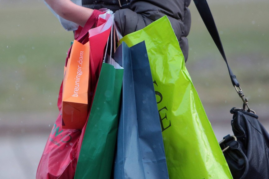 Nach dem sich das Konsumklima Ende 2025 leicht aufgehellt hatte, mindern die Folgen des Iran-Krieges die Kauflaune wieder.