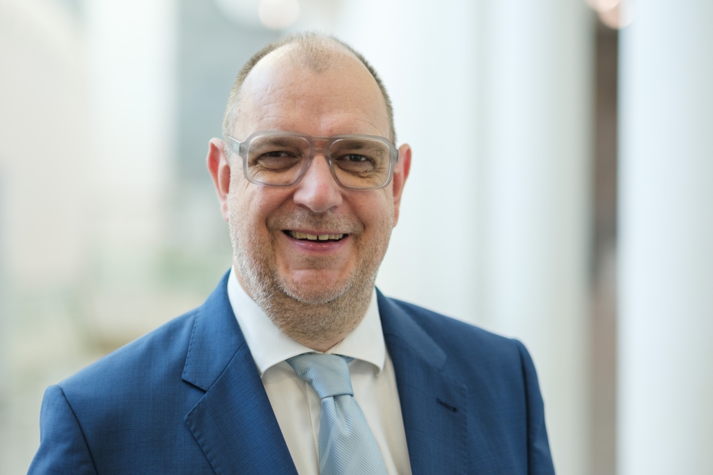 „Die PR-Branche hat über Jahre Köpfe billig eingekauft und teuer verkauft. Genau das fällt ihnen jetzt in der klassischen Content-Produktion auf die Füße“, bemängelt Ansgar Zerfaß, Professor für strategische Kommunikation an der Universität Leipzig. (© Universität Leipzig)