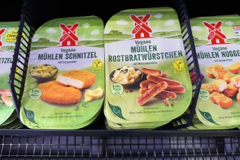 Im Supermarkt liegen vegane Alternativen wie Veggie-"Schnitzel" oft in separaten Bereichen.